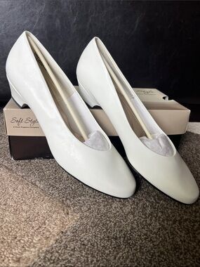 NWT SOFT STYLE Women's Angel II Pump in White Smooth - 11